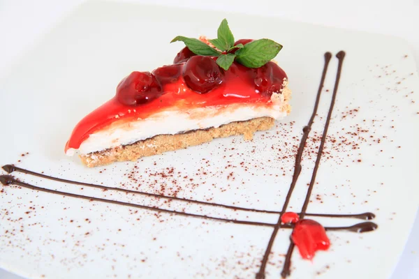 Fatia de bolo de cerejas frescas — Fotografia de Stock