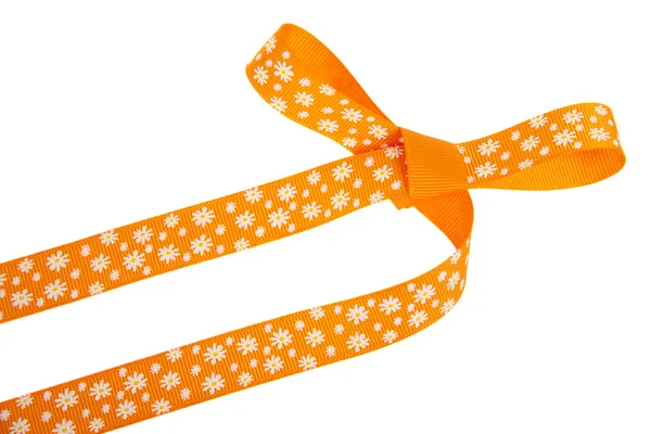 Oranje geschenk boog met witte bloemen op witte achtergrond — Stockfoto