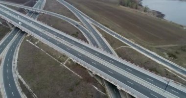 Karayolu ve üstgeçit üzerinde hava aracı uçuşu. Yol ayrımı. Ulaştırma ve altyapı geliştirme