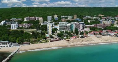 Golden Sands, Zlatni Piasaci 'deki plaj ve otellerin 4K klibi. Bulgaristan 'ın Varna kenti yakınlarındaki popüler tatil beldesi