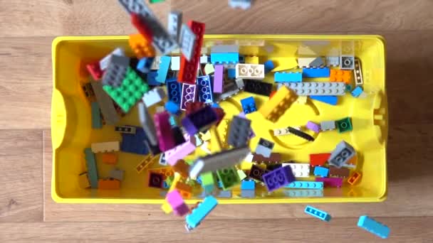 Chute Briques Jouet Plastique Coloré Dans Boîte Ralenti 240 Ips — Video