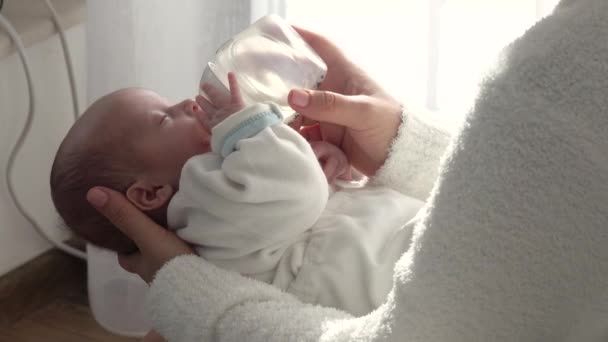 Madre Sosteniendo Alimentando Bebé Con Biberón Close Madre Alimentando Bebé — Vídeo de stock