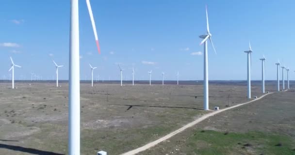 Yel Değirmeni Çiftliğinin Hava Görüntüsü Modern Rüzgar Türbinleri Rüzgar Temiz — Stok video