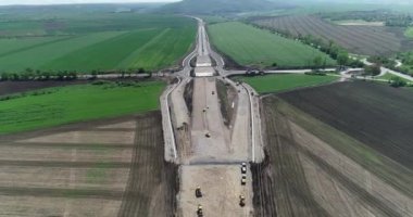 Otoyol inşaatının havadan görüntüsü. Üstgeçit, otoyol kavşağı.
