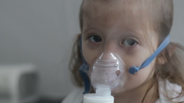 Słodka Dziewczynka Masce Inhalatora Procedura Inhalacji Domu Dziecko Przyjmujące Leczenie — Wideo stockowe