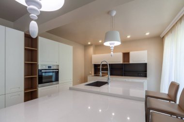 Yeni modern beyaz mutfak. Yeni lüks ev. İç fotoğrafçılık