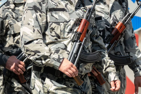 Soldados Armados Uniforme Militar Camuflaje Primer Plano Soldados Pistola Mano — Foto de Stock