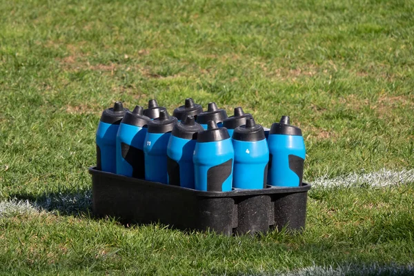 Sportflaschen Mit Frischem Wasser Oder Energy Drink Auf Dem Fußballplatz — Stockfoto