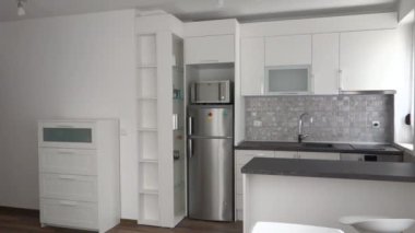 İç mekan. Modern mutfak ve oturma odası manzarası. Doğal ışık