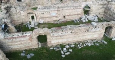 Roma harabelerinin 4K görüntüsü. Odessos 'un Eski Roma Hamamları, Varna. Varna Bulgaristan 'ın deniz başkentidir.
