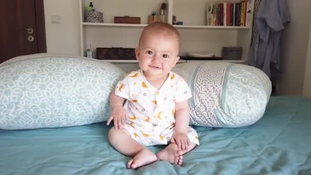 Мила Щаслива Дитина Посміхається Ліжку Вдома — стокове відео