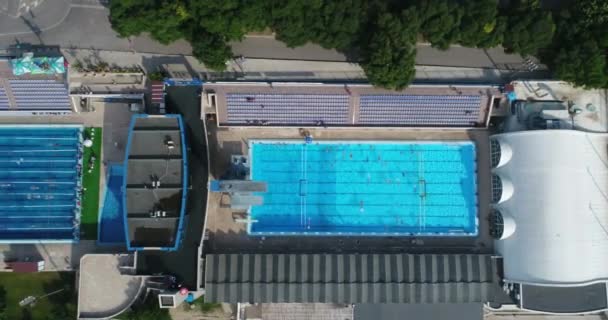 Halka Açık Iki Yüzme Havuzunun Hava Görüntüsü Profesyonel Yüzücü Çalışması — Stok video