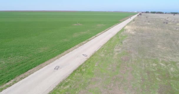 Luchtfoto Drone Shot Van Biker Rijdt Een Motorfiets Oude Weg — Stockvideo