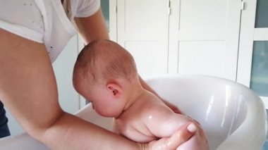 Anne, bebeği için banyo yapıyor. Bebek banyosu zamanı