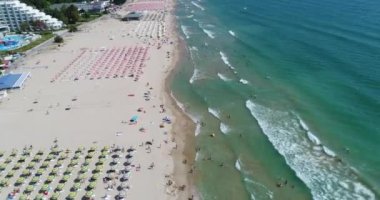 Bulgaristan 'ın Albena kentindeki plaj ve şemsiyelerin hava manzarası. Albena, Bulgaristan 'ın kuzeydoğusunda Varna' ya 30 km uzaklıktaki büyük bir Karadeniz tatil beldesi.