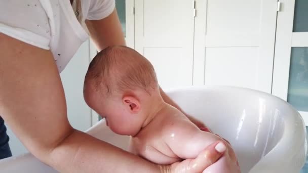 Mamá Toma Baño Para Bebé Hora Del Baño Del Bebé — Vídeo de stock