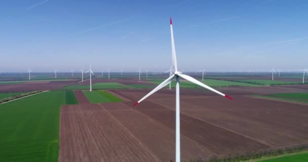 风车农场的4K航拍图像 现代风力涡轮机 风能是最清洁 可再生的电力资源 — 图库视频影像