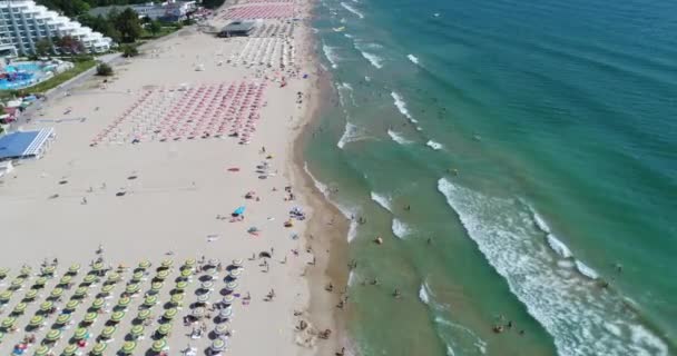 从空中俯瞰保加利亚阿尔贝纳的海滩和雨伞 阿尔贝纳是保加利亚东北部的一个重要的黑海度假胜地 距瓦尔纳30公里 — 图库视频影像