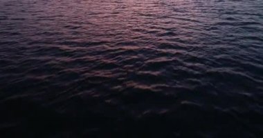 4k video uçuşu okyanus üzerinde, deniz gün batımında. Suya yakın.