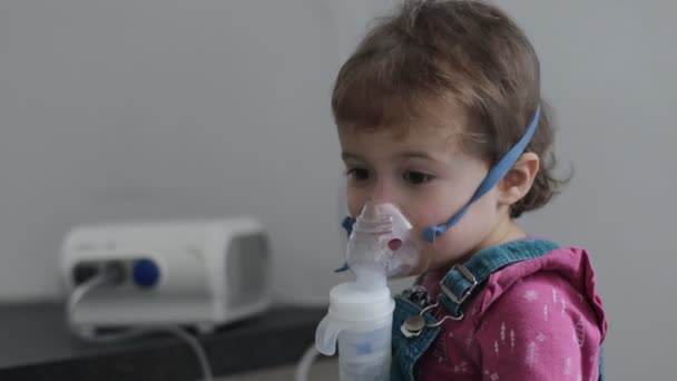 Söt Liten Flicka Mask Inhalator Procedur För Inandning Hemma Barn — Stockvideo