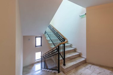 Katlar arasında modern merdiven. Modern binada metal raylı merdivenler