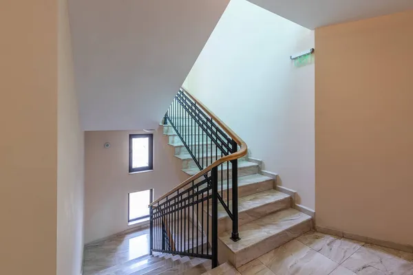 Caixa Escada Moderna Entre Pisos Escadas Com Trilho Metálico Edifício — Fotografia de Stock