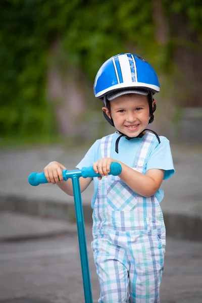 Χαρούμενο Μικρό Αγόρι Κράνος Παίζει Σκούτερ Του Υπαίθρια — Φωτογραφία Αρχείου