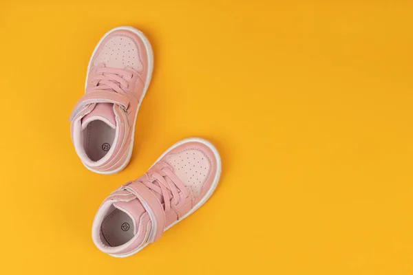 Sapatos Criança Rosa Fundo Amarelo Sapatos Infantis Para Meninas — Fotografia de Stock