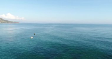 Geri geri uçmak. Denizdeki balıkçı teknelerinin havadan çekilmiş görüntüleri. Varna, Bulgaristan