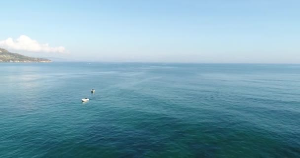 Volando Hacia Atrás Vídeo Aéreo Barcos Pesca Mar Varna Bulgaria — Vídeos de Stock