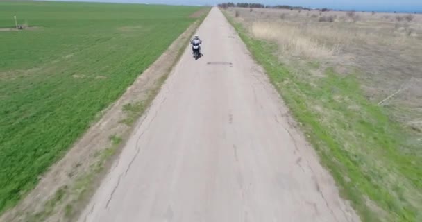 Plano Dron Aéreo Motociclista Monta Una Motocicleta Camino Viejo — Vídeo de stock