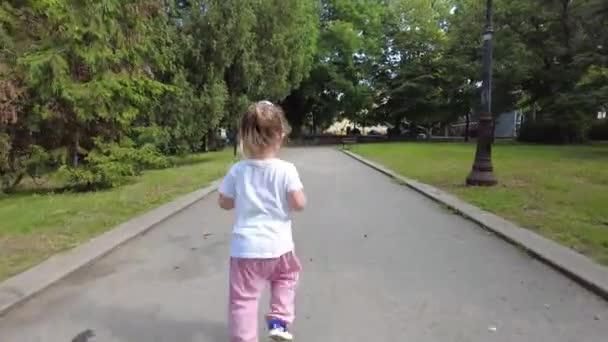 Kleines Mädchen Läuft Park Nach Draußen Mit Seinem Vater Auf — Stockvideo