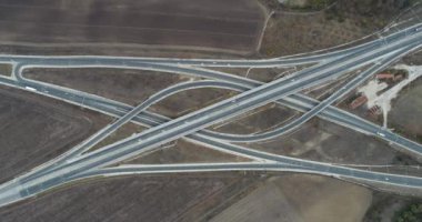 Otoyol ve üst geçidin havadan görüntüsü. Yol kavşağı, otoyol kavşağı manzarası. Karayolu trafiğinin yukarıdan aşağı görüntüsü