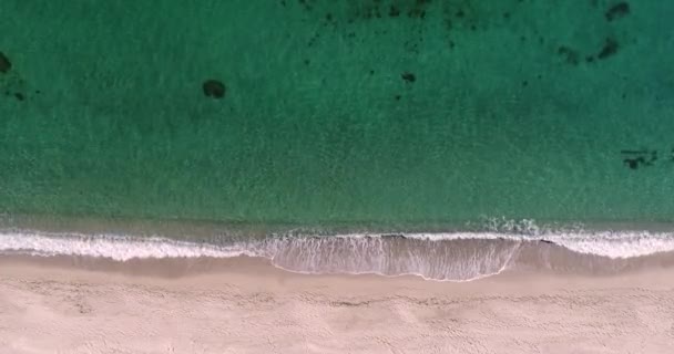 Statikus Felső Kilátás Trópusi Strandra Habos Óceán Hullámok Mosás Homok — Stock videók