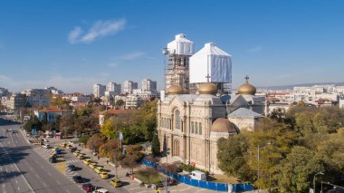 Kilisenin restorasyon süreci, katedral, bakım ve altın kaplama kubbeler. Bulgaristan 'ın Varna kentindeki Varsayımın Katedrali. 