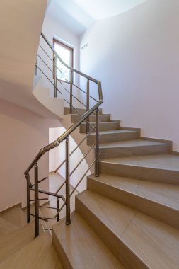 Katlar arasında modern merdiven. Modern binada metal raylı merdivenler