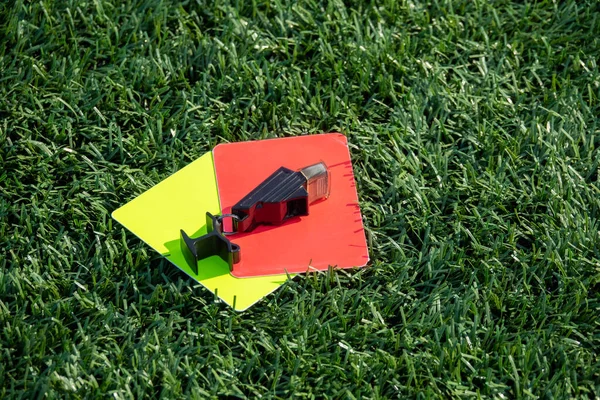 Futebol Árbitro Apito Jogo Futebol Cartões Vermelhos Amarelos Grama Verde — Fotografia de Stock