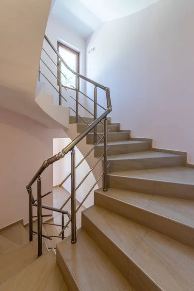 Современная Лестница Между Этажами Лестницы Металлическими Рельсами Современном Здании — стоковое фото