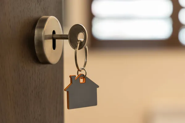 Open Deur Naar Een Nieuw Huis Met Sleutel Huisvormige Sleutelhanger — Stockfoto