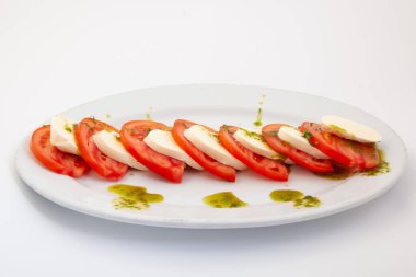 Mozzarella peyniri, domates ve fesleğen ile İtalyan Caprese salatası yakın çekim