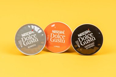 VARNA, BULGARIA - 8 Eylül 2021: Sarı zemin üzerinde Nescafe Dolce Gusto kahve kapsülleri. 