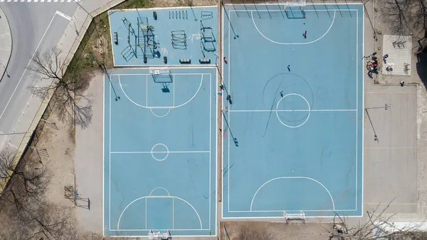 公園内の公共サッカー サッカー場 フィットネス バスケットボール場のトップダウンビュー — ストック写真