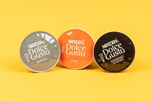 Varna Bulgarien September 2021 Nescafe Dolce Gusto Kaffekapslar Gul Bakgrund — Stockfoto