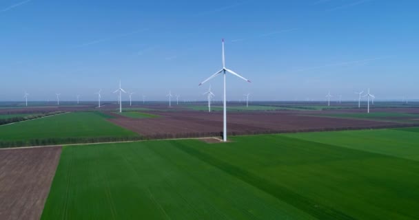 风车农场的4K航空母舰 现代风力涡轮机 风能是最清洁 可再生的电力资源 — 图库视频影像