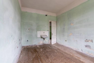 Terk edilmiş bir hastane odasında. Psikiyatri hastanesindeki ürkütücü eski oda.