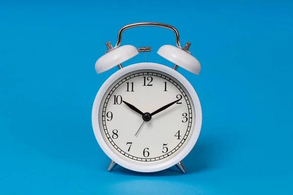 Relógio Alarme Retro Fundo Azul Relógio Alarme Antiquado — Fotografia de Stock