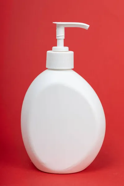 赤を基調としたホワイトのノンブランドディスペンサーボトル 液体石鹸付きプラスチックボトル — ストック写真