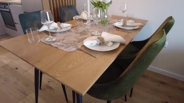 テーブルセット付きのダイニングテーブル リビングルームでの夕食のために提供されるテーブル — ストック動画
