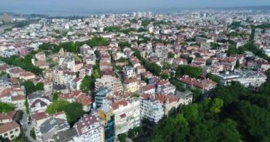 Varna şehri, Bulgaristan, Plaj, eski şehir ve deniz bahçesi üzerindeki güzel şehir manzarası. 4K panoramik hava görüntüsü. Varna Bulgaristan 'ın deniz başkentidir.