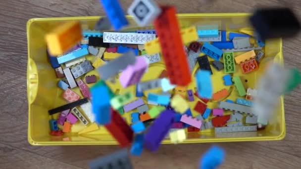 在盒子里掉上彩色塑料玩具砖 慢动作240 Fps 自上而下视图 — 图库视频影像